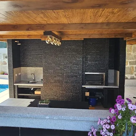 Casa Boucinhas بيت للعطل
